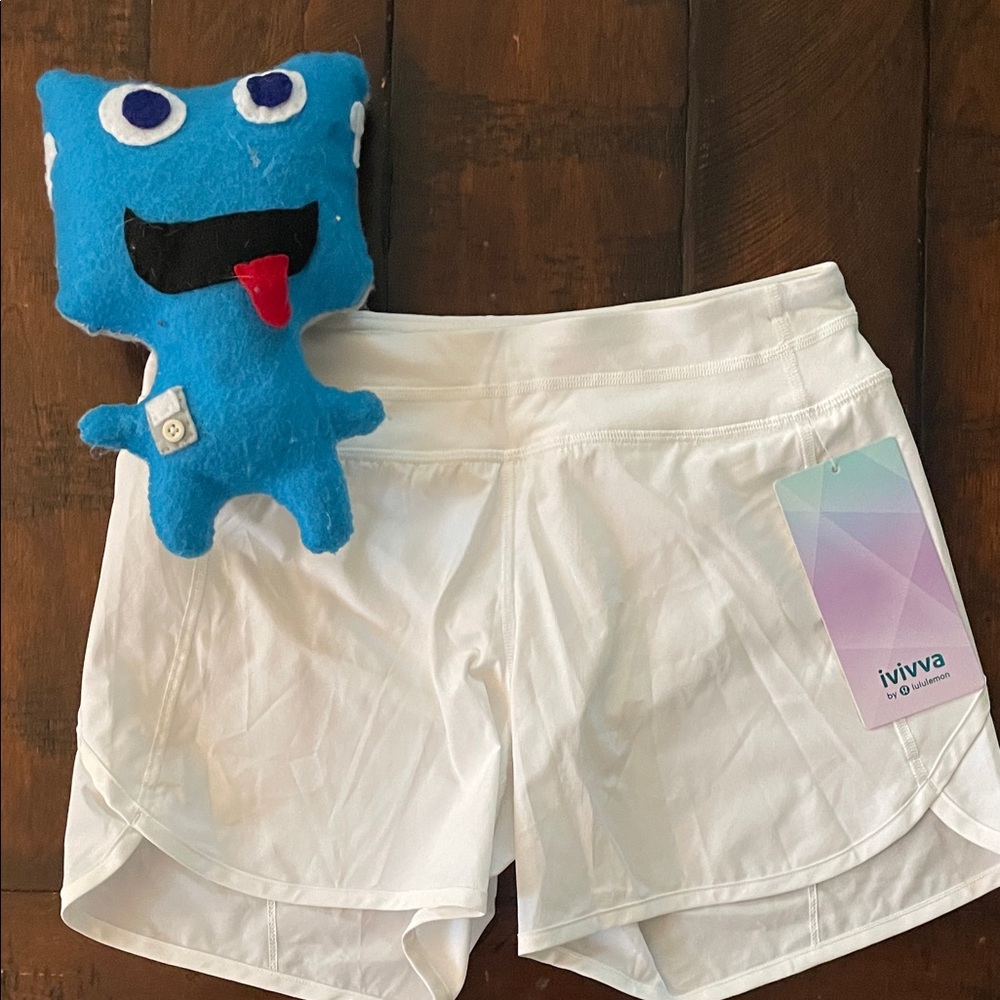 NWT 🤍 Ivviva by lululemon girls white relay racer short size 14